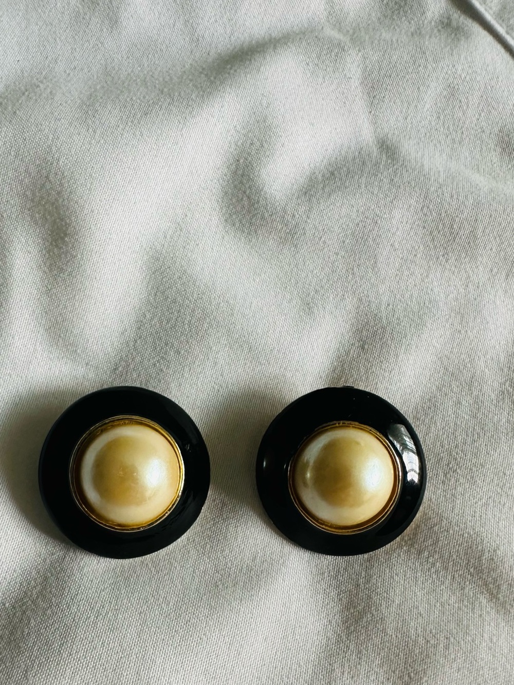 Vintage Classic Ann Taylor Black and Pearl Dome Clip-On Earrings